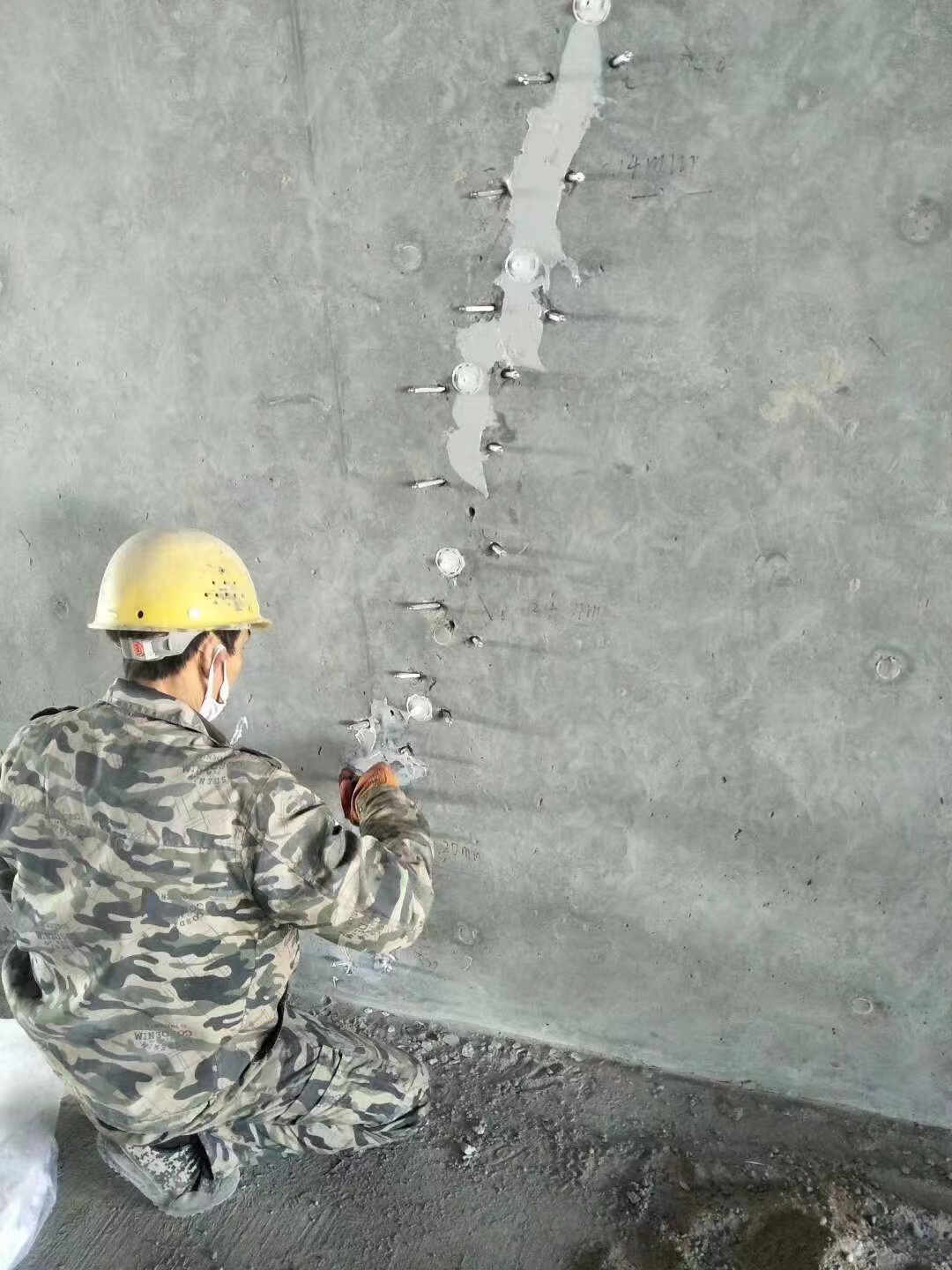 尚义混凝土楼板裂缝加固施工的方案